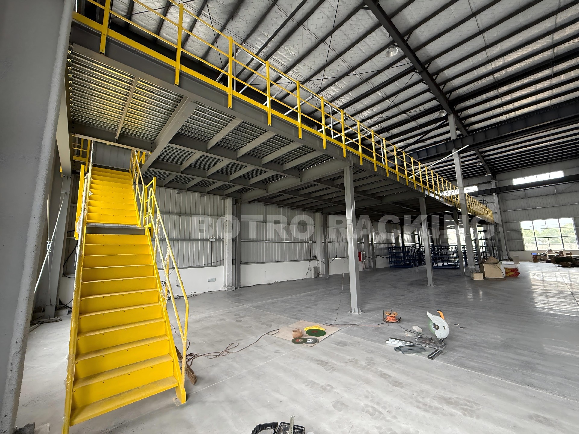 Large span, high load-bearing steel platform