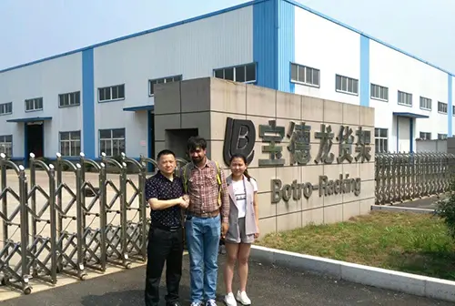 Group photo with partners of racking systems and hanging racks4